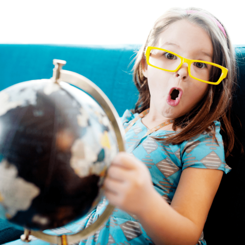 Mädchen mit gelber Brille hält eine Weltkugel in der Hand